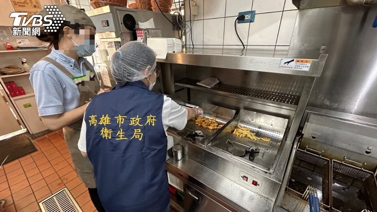 衛生局前往分店稽查,連鎖速食店發聲明表示將嚴正檢討改進。(圖/TVBS)