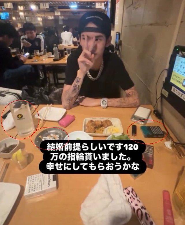 市村優汰不僅滿手刺青，桌上還發現菸酒，疑似違反規定。（圖／翻攝自推特）