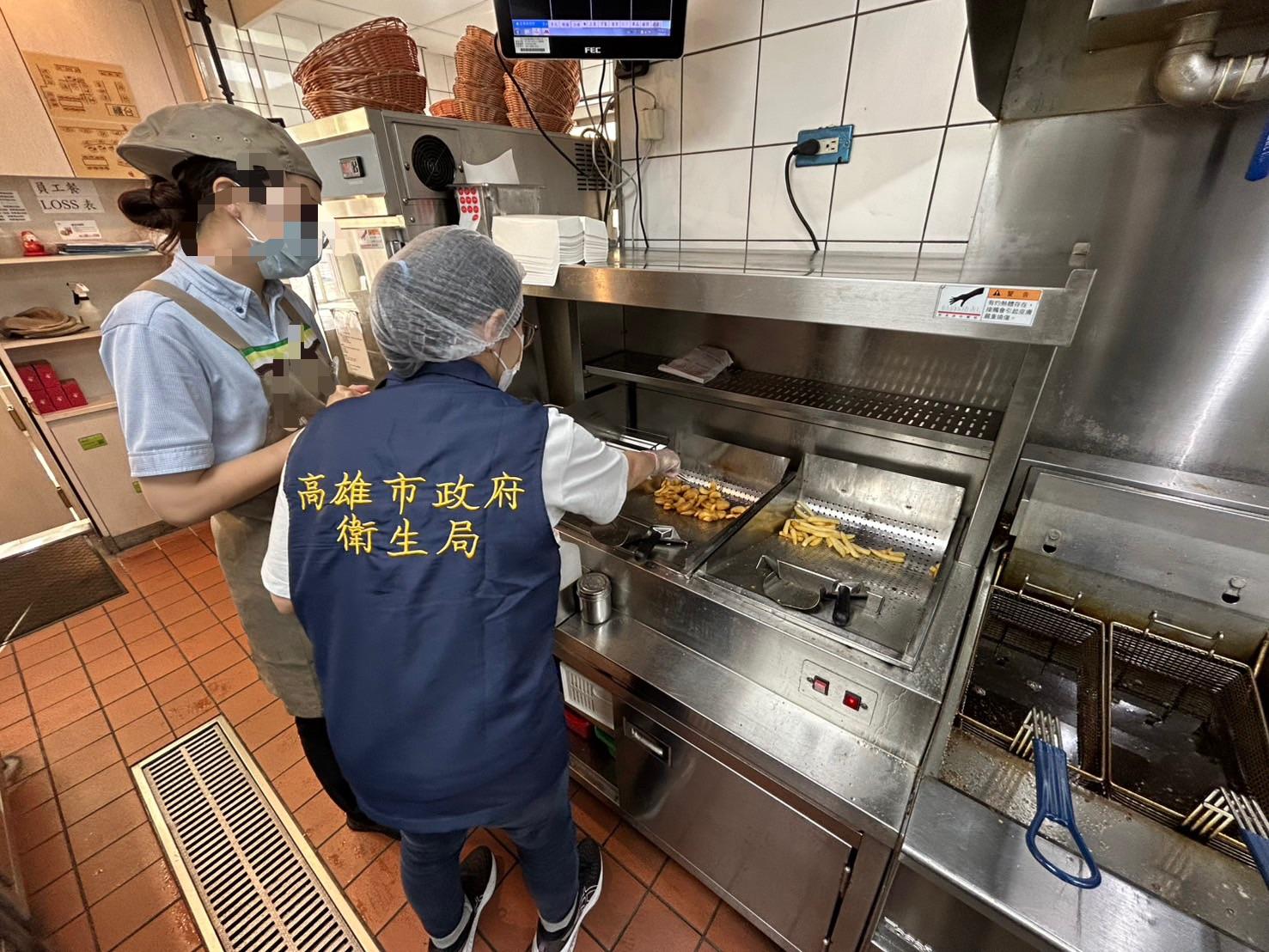 高雄市衛生局派員到摩斯漢堡右昌店查察。（圖／高雄市衛生局）