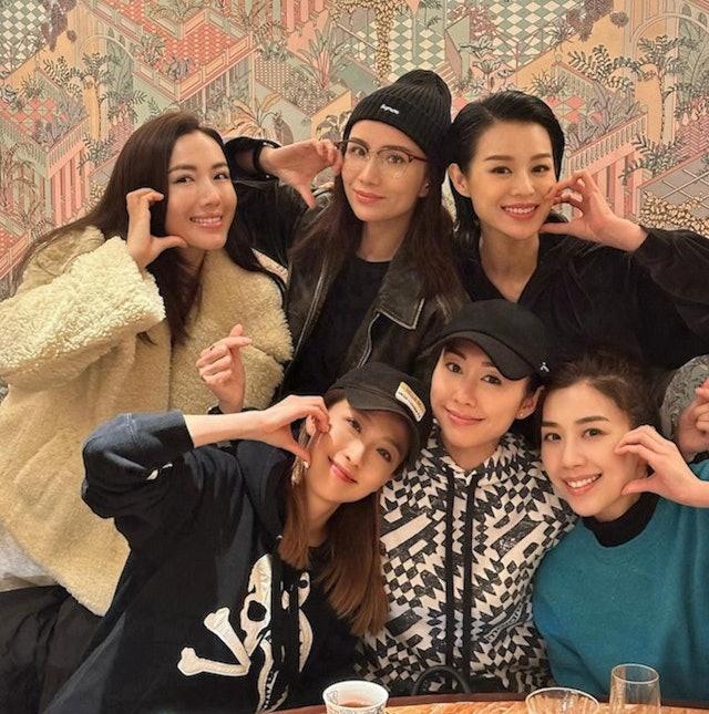 胡定欣與「胡說八道會」姊妹合照。(圖/翻攝自@myoliemyolie ig)