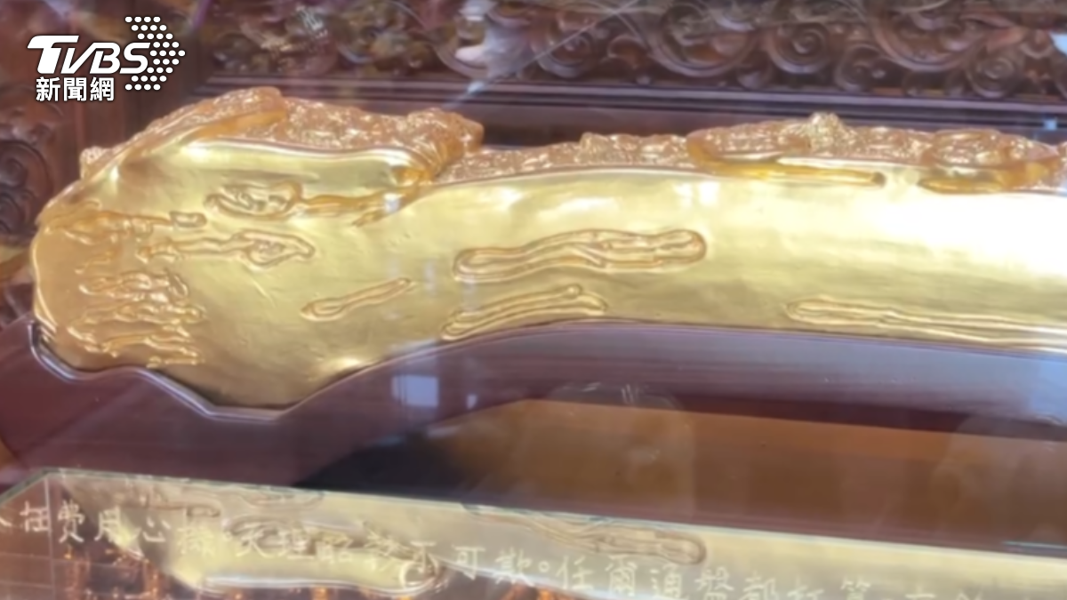廟方僅展示「替代品」，純金九龍如意存放保險櫃，24小時監控。（圖／TVBS）