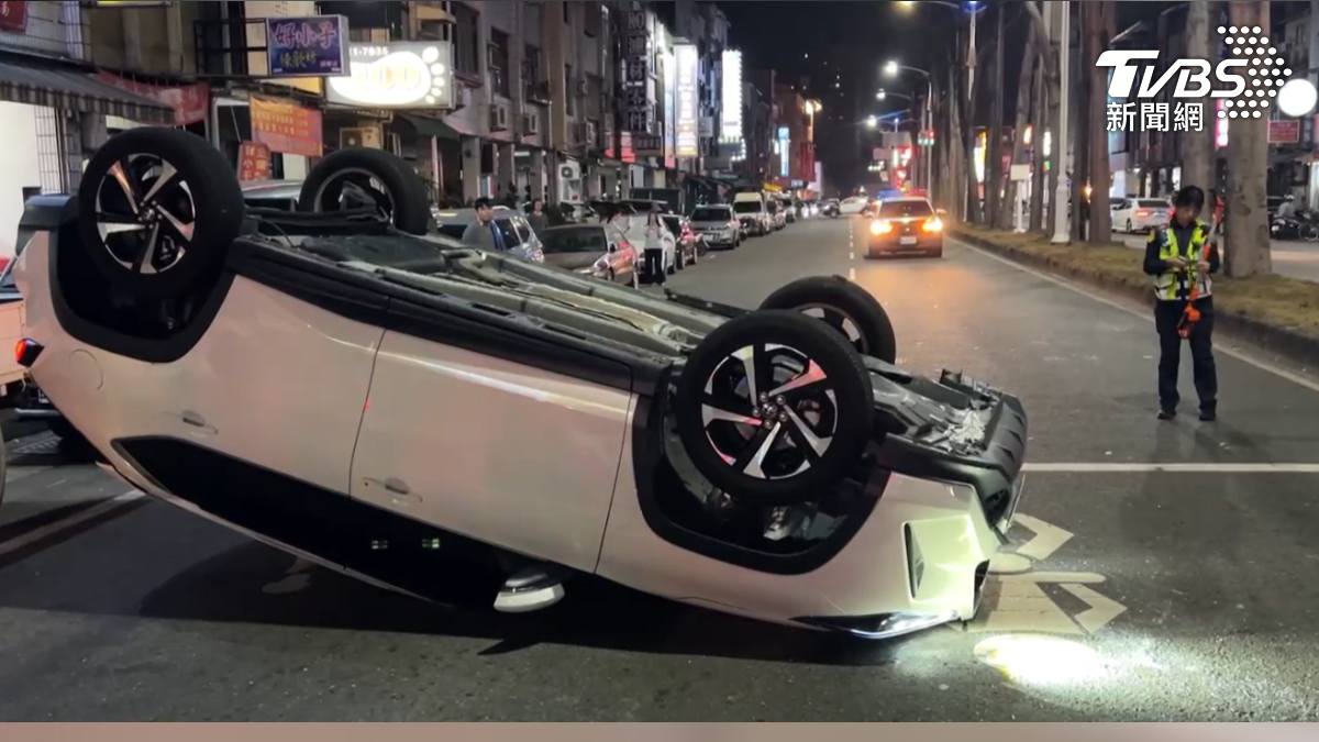 男拒檢瘋狂逃逸1分鐘自撞翻車 車內搜出毒品罰鍰飆16萬