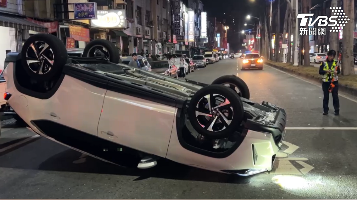 廖姓男子駕車遭警方攔查時拒絕停車,隨即加速逃逸並在市區道路瘋狂違規,最終自撞分隔島導致車輛翻覆。(圖/TVBS)
