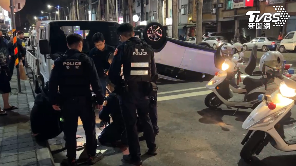 廖男逃逸約1公里、歷時約1分鐘後,於鳳南、南榮路口自撞分隔島導致車輛翻覆。(圖/TVBS)