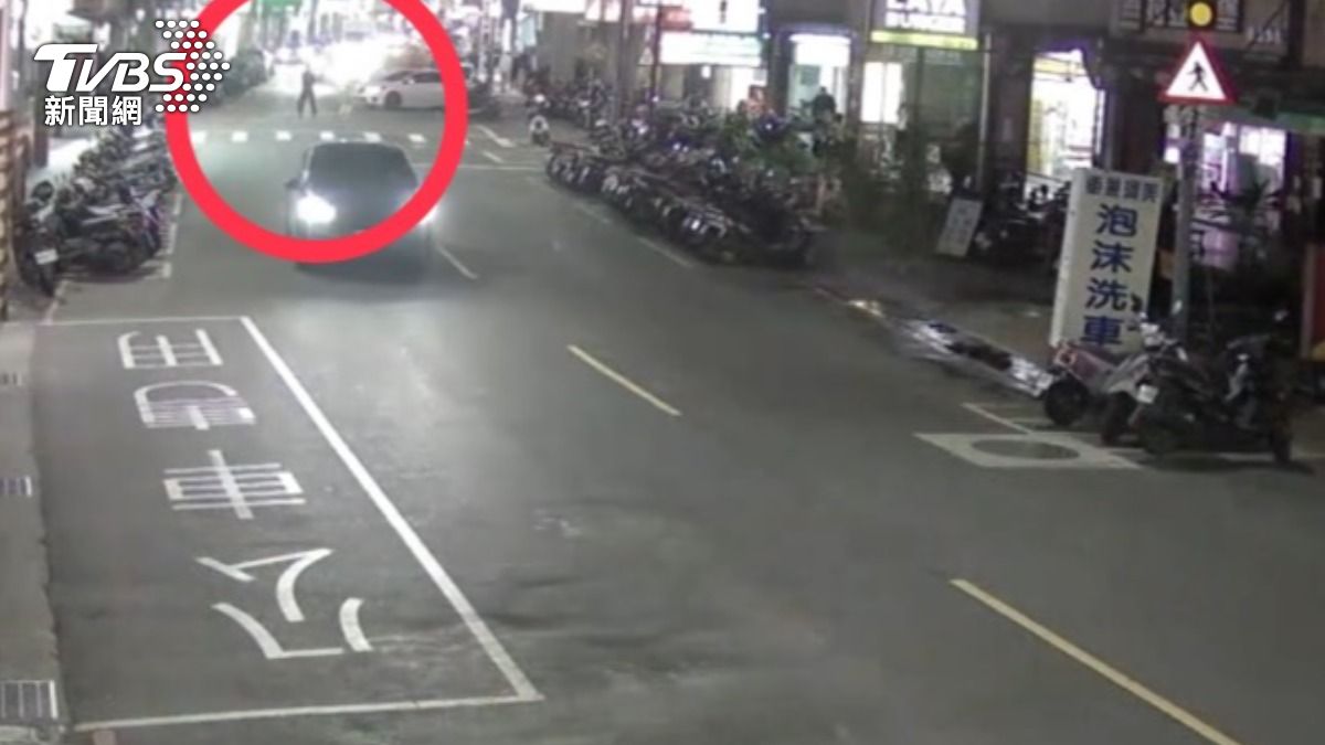 犯嫌過馬路。（圖／TVBS）