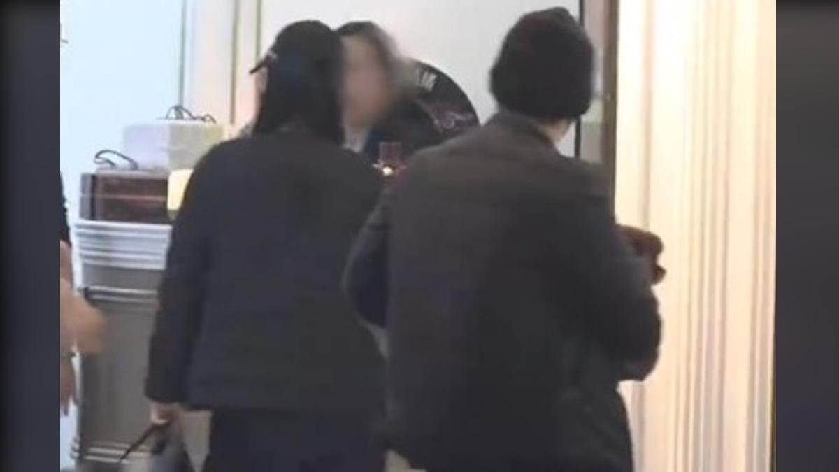 阿嬌再被捕獲與皇甫聖華同框!情侶裝、一同回家 親密互動成焦點