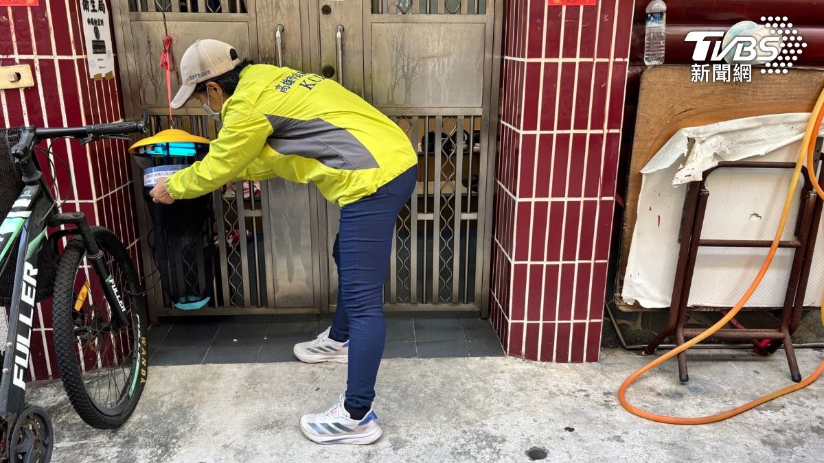 防疫團隊針對居住地周邊掛設防疫捕蚊燈進行監測。(圖/TVBS)