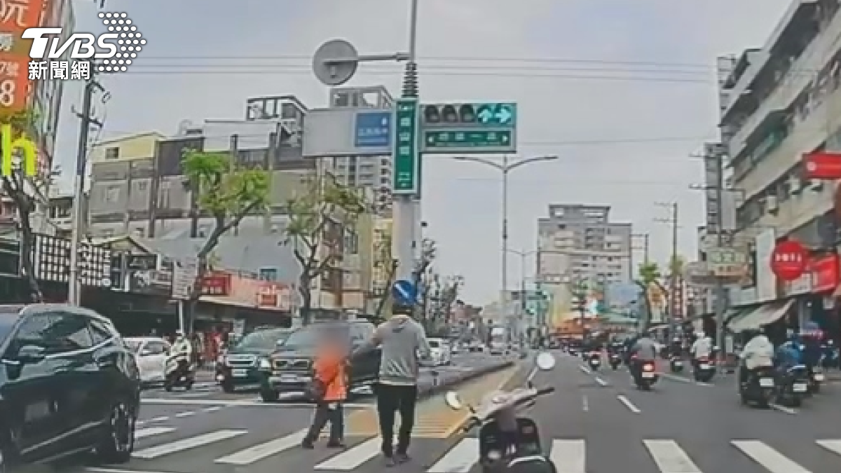 有片/暖心騎士「牽手護送」行動不便者過馬路 車流全停讓網讚爆