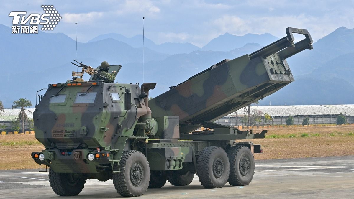 國軍春節加強戰備,模擬敵軍以第五縱隊入侵軍營機場,我軍實施反擊奪還,並以海馬士遠程火箭攻擊澎湖望安方向敵軍。(圖/胡瑞麒攝)