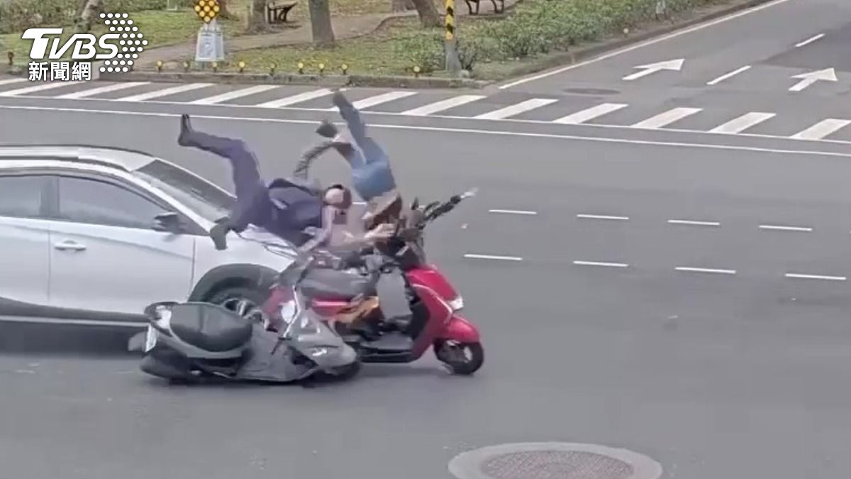 未禮讓直行車！北市女左轉撞飛2騎士　空中翻滾驚險畫面曝
