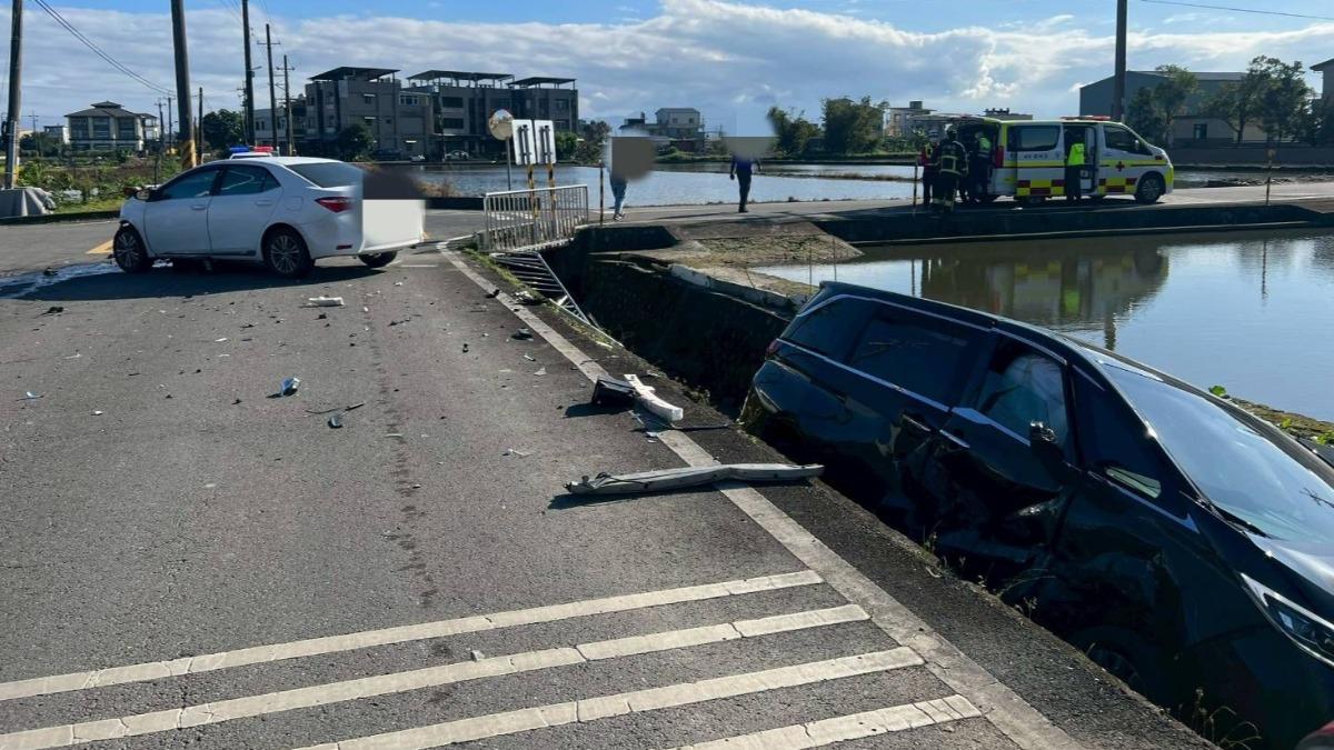 一秒失控！壯圍十字路口擦撞　廂型車衝落排水溝