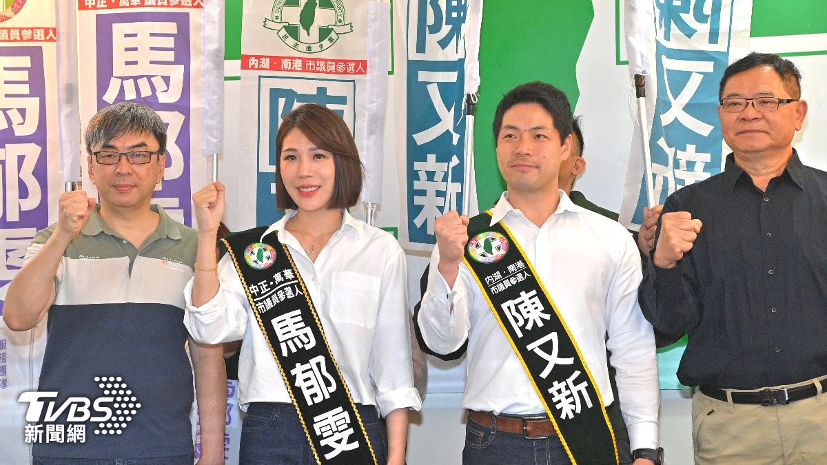 民進黨前立委段宜康（左1）與台北市議員李建昌（右1）陪同新人登記參選。（圖／胡瑞麒攝）