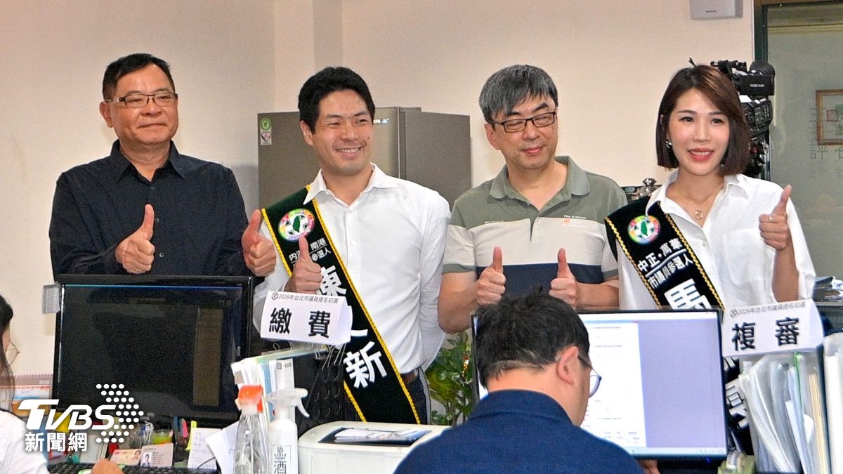 段宜康、李建昌陪同登記,也指導兩人如何填寫資料。(圖/胡瑞麒攝)
