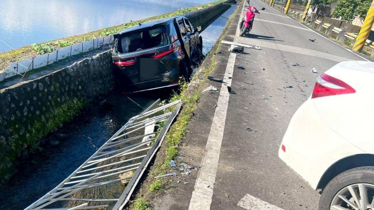 ‘’塞車‘’!!宜蘭壯圍車禍 廂型車飛落排水溝。(圖/礁溪分局)