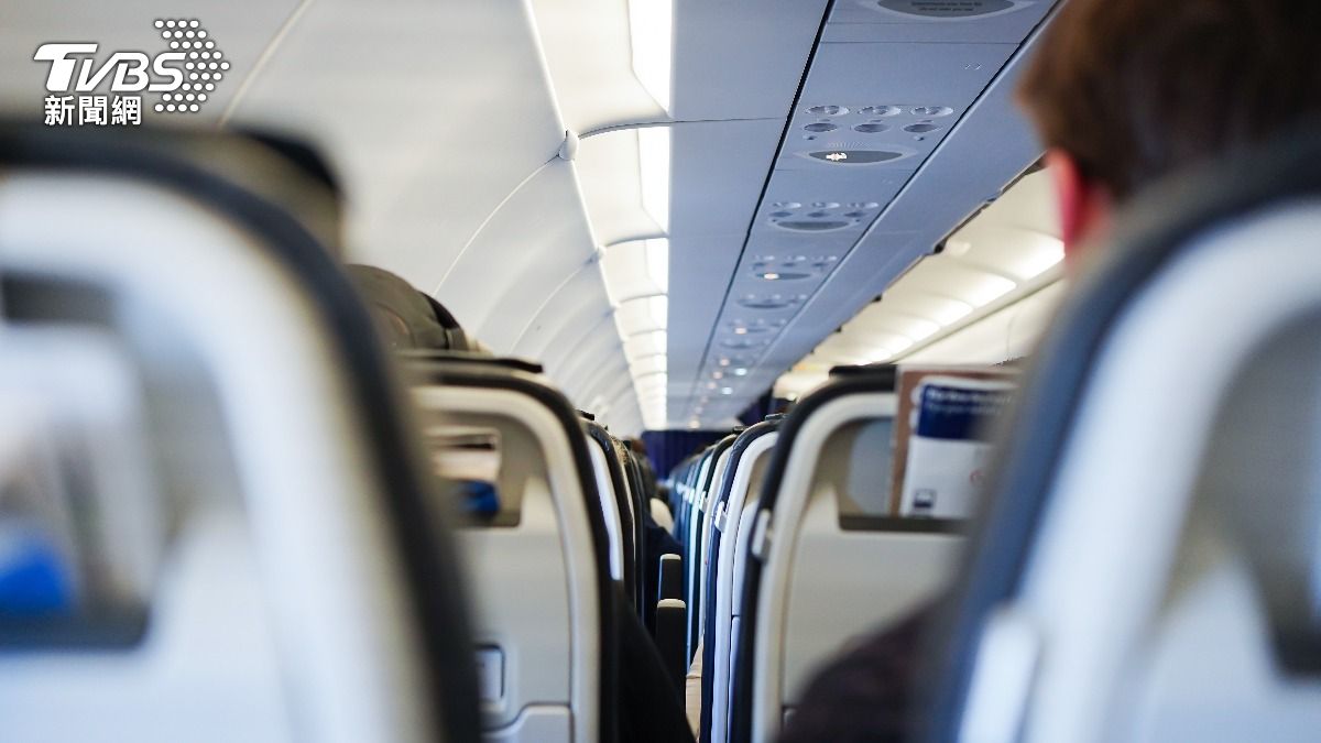 搭飛機時最可怕的莫過於遇到亂流。(示意圖/達志影像shutterstock)