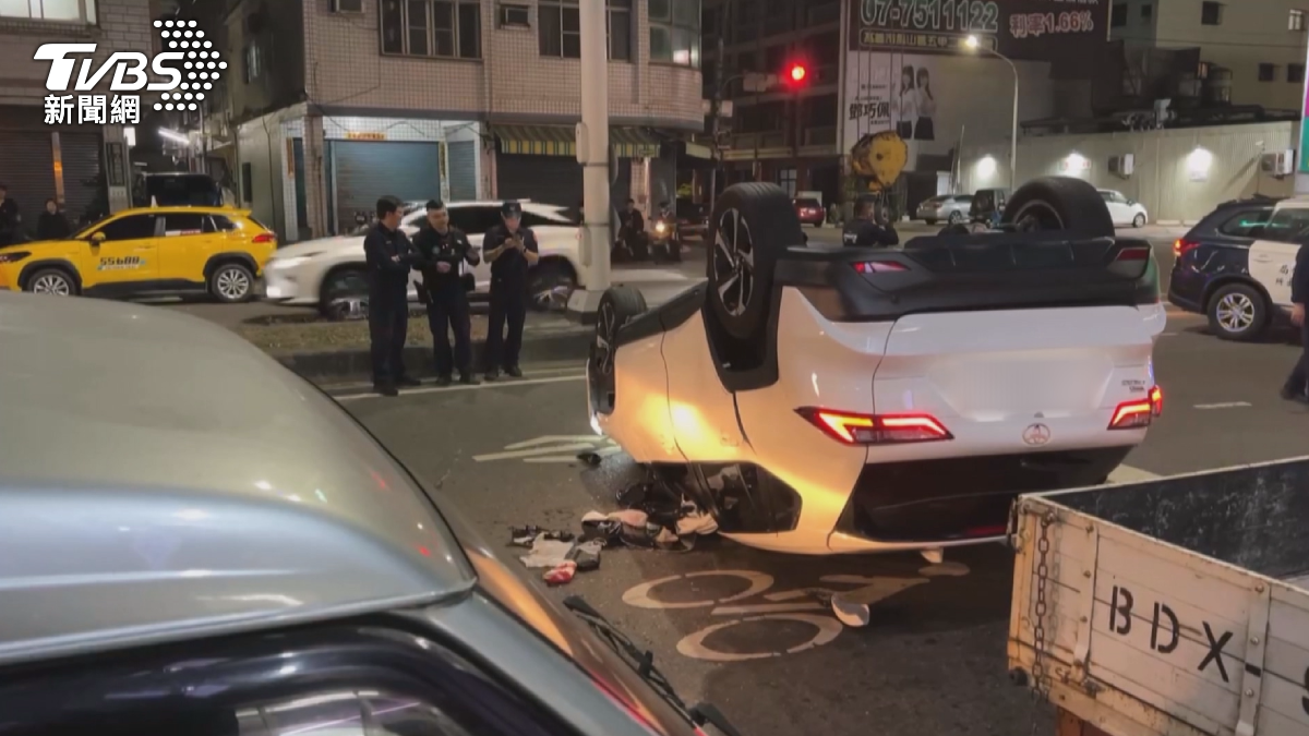 高雄鳳山街頭深夜一名廖姓駕駛因為無照又毒駕,遇警攔檢瘋狂踩油門竄逃,一分鐘就自撞分隔島翻車。(圖/TVBS)
