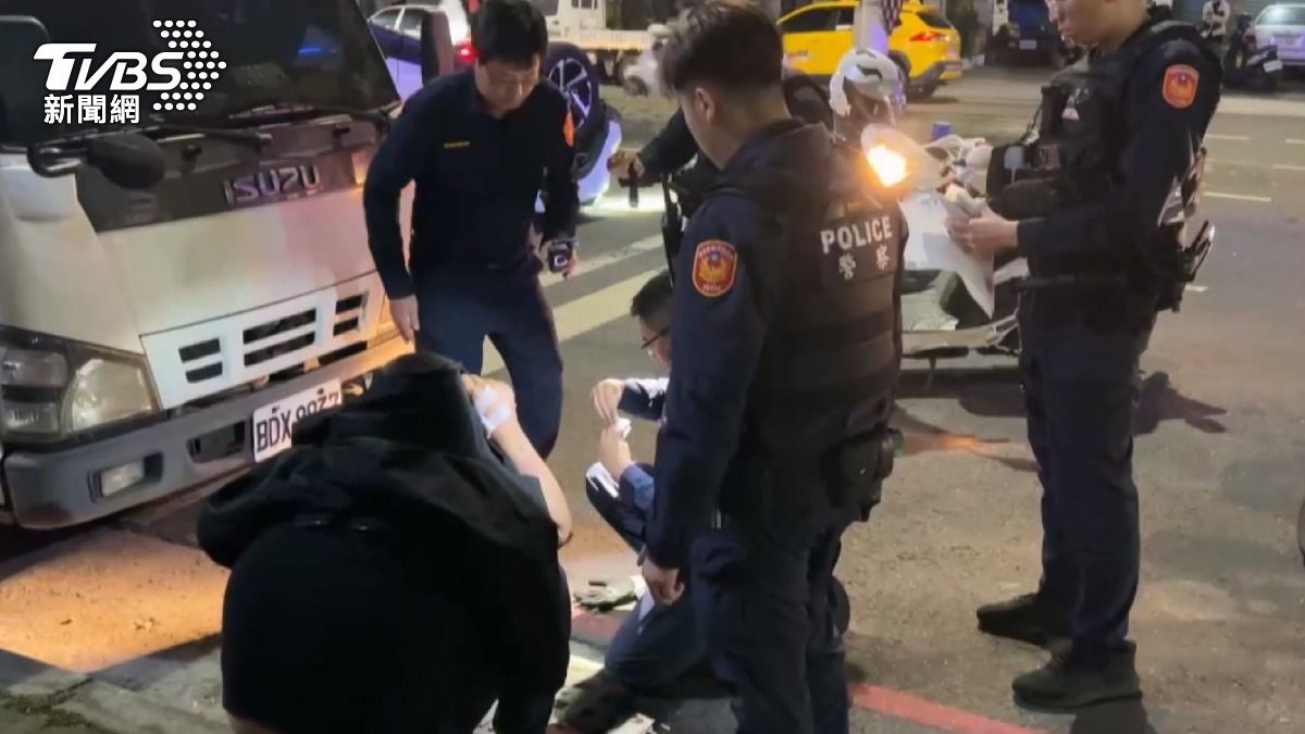 警方到場後懷疑廖男涉及酒駕或毒駕,員警向他表示懷疑其有施用毒品,要求對他採檢唾液。(圖/TVBS)