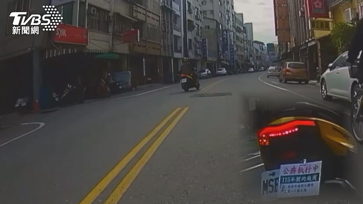 台南工務局帶頭違法,有民眾目擊,一輛機車沿路違規,還遮車牌,讓面大剌剌寫著公務執行中。(圖/翻攝Threads_s.c.woooooo)
