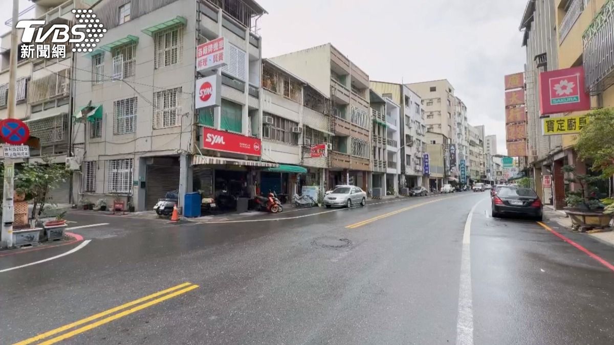 事件發生在台南北區勝利路與開元路附近,員工仗著執行公務名義,大動作遮擋車牌並在路上違規。(圖/TVBS)
