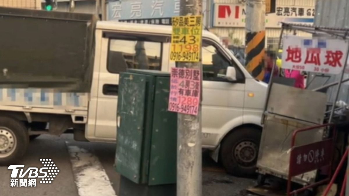 貨車駕駛忘拉手煞車,撞路邊地瓜球攤販,阿嬤腳受傷。(圖/TVBS)