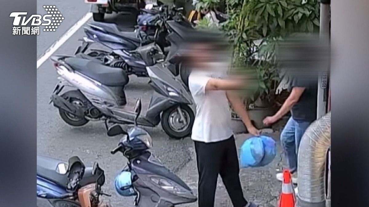 男子要倒垃圾時,先對著鴨肉店比中指,挑釁意味濃厚,雙方宛如冤家一樣,時不時就會出問題。(圖/店家提供)