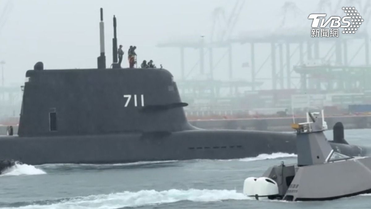 不畏風雨連兩天出海!海鯤號加緊潛航測試拚6月交艦。(圖/TVBS)