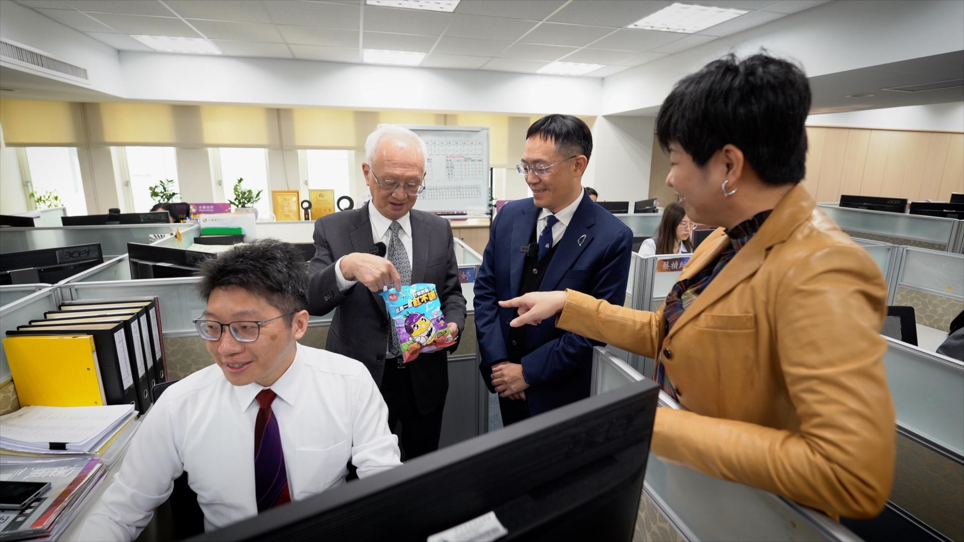洗錢防制中心是兆豐金，從不對外開放的AI阻詐中心。這裡擺放乖乖，用電腦建模揪出異常交易和警示帳戶。（圖／柯勝雄）