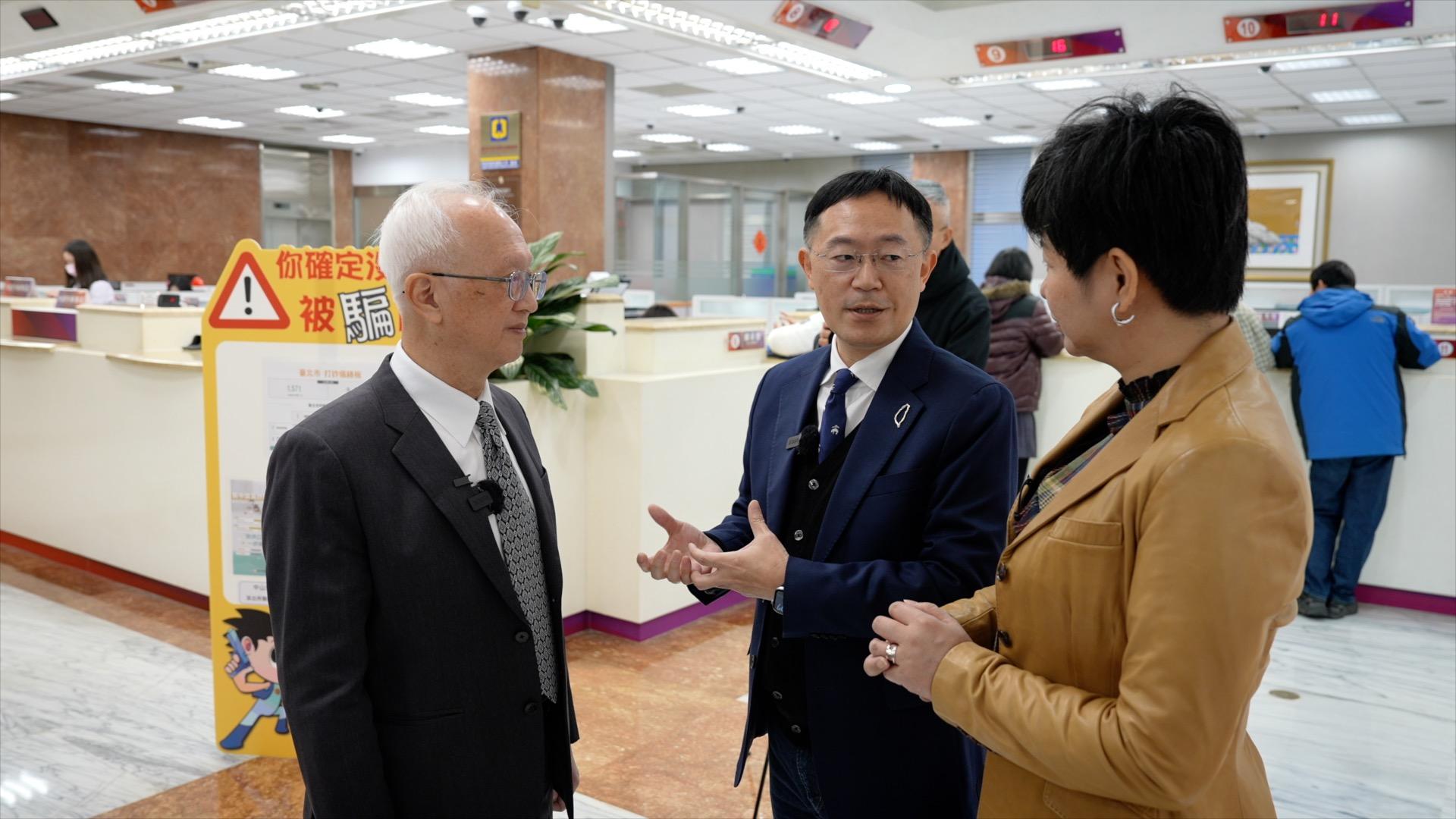 銀行公會理事長，也是兆豐金控董座的董瑞斌（左），和立院財委會召委李坤城（右），同聲表示春節前後是詐騙高峰期，要民眾小心把年終守住。（圖／柯勝雄）