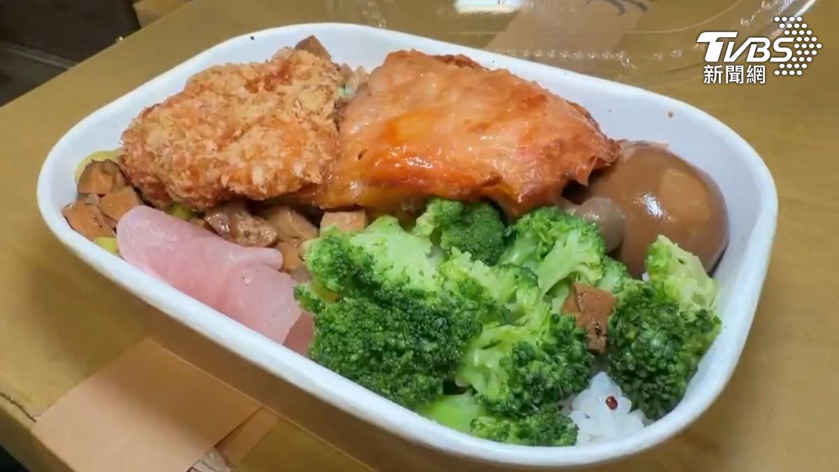 台鐵攜手哈瑪星台灣鐵道館推,海陸澎湃便當限量販售,每日總共60個,售價188元。(圖/TVBS)