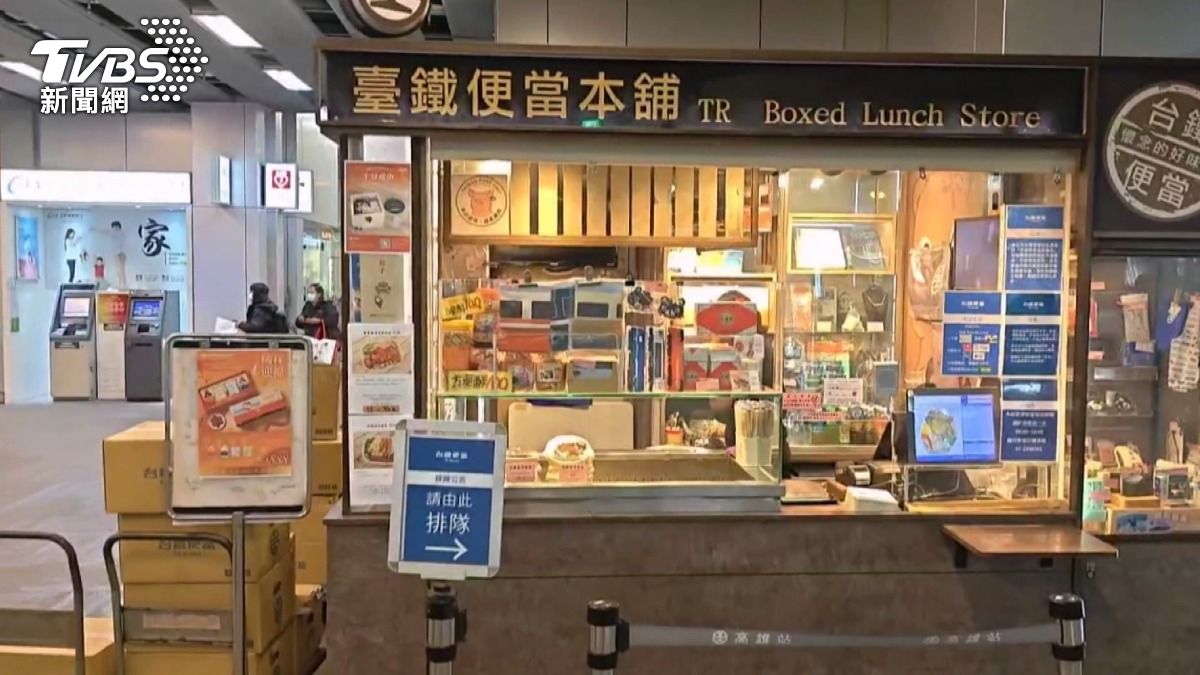 台鐵趕在農曆春節前推出這款快閃8天的南部限定便當,以澎湃海陸雙主餐吸引消費者,也讓鐵道迷十分期待。(圖/TVBS)