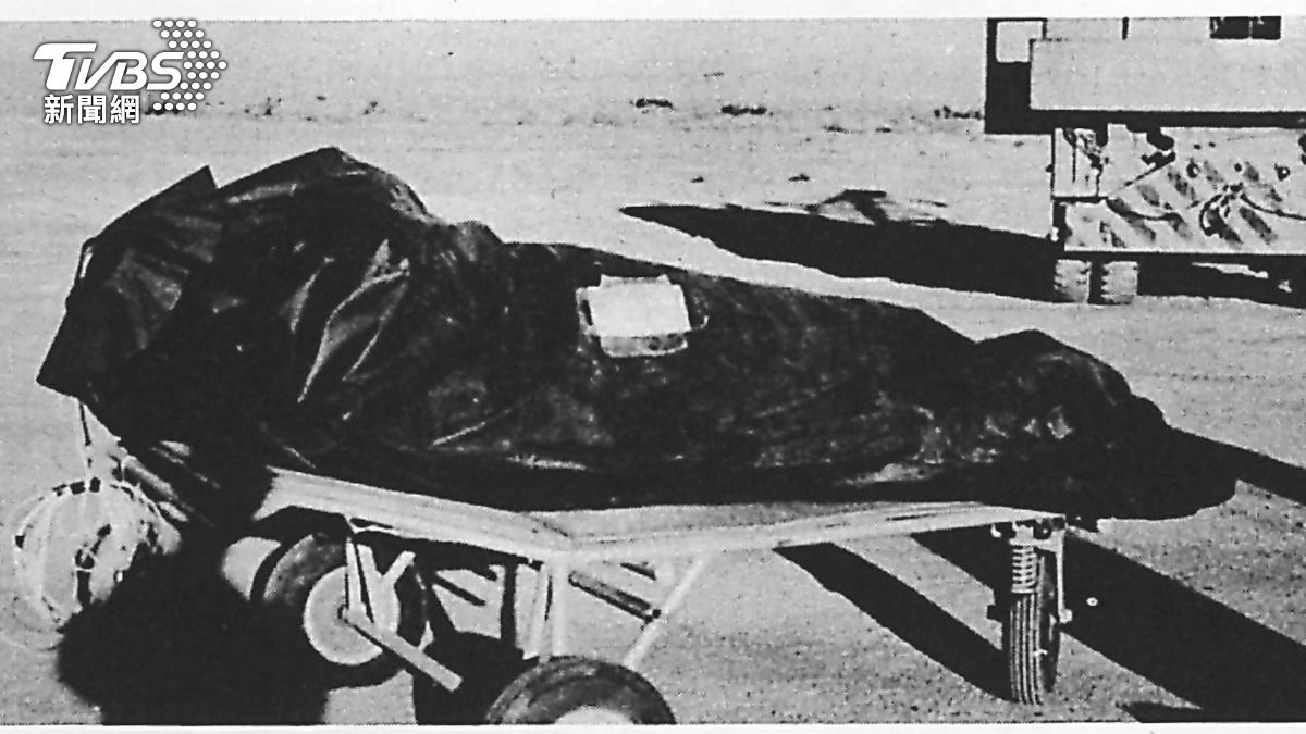 1997年《羅斯威爾報告》中出現UFO、不明生物遺體。（圖／達志影像美聯社）