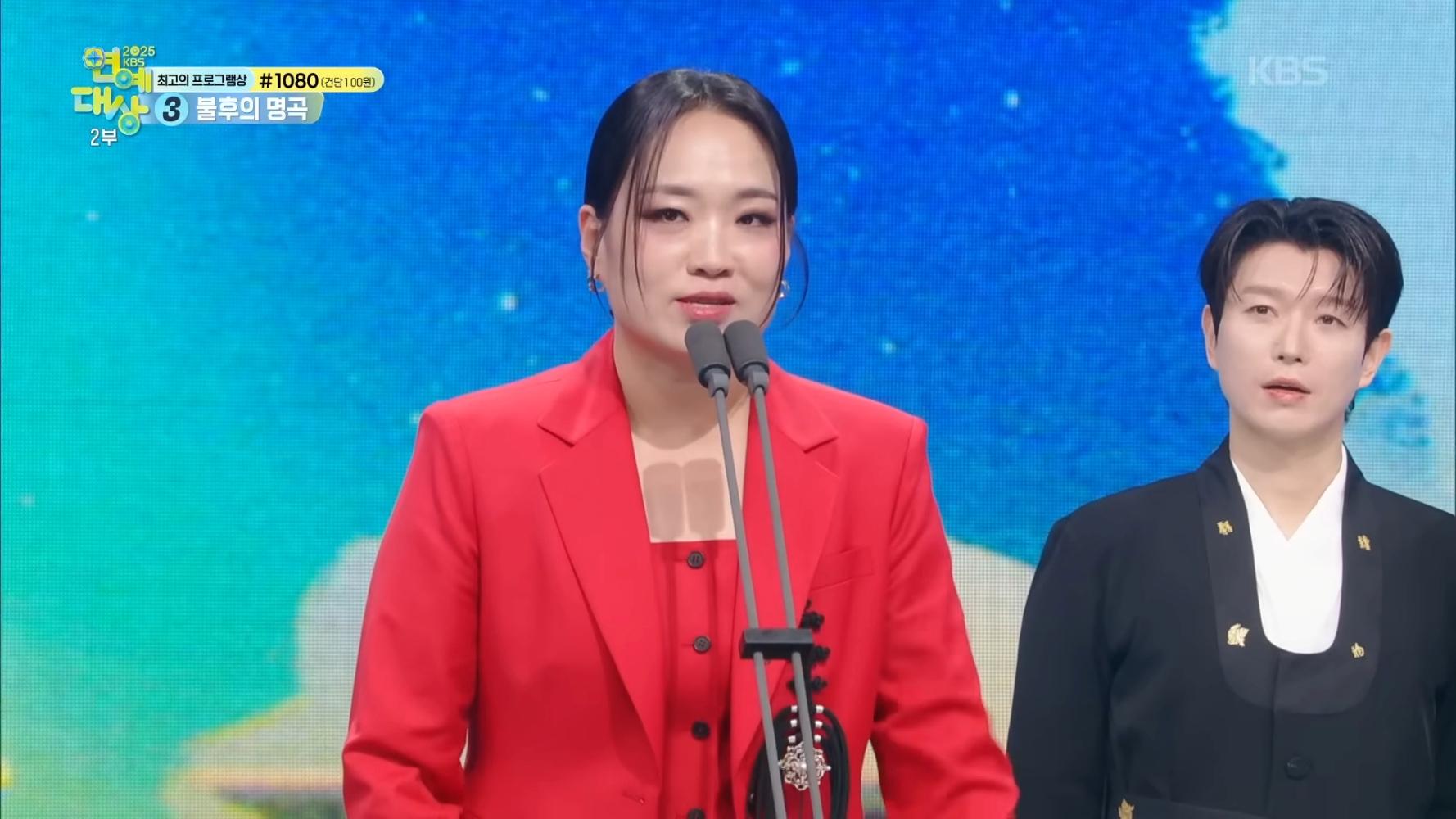 鄭智善去年得獎,致詞時除了感謝工作人員,也聊到胞弟的病況。(圖/翻攝自KBSEnt YouTube)