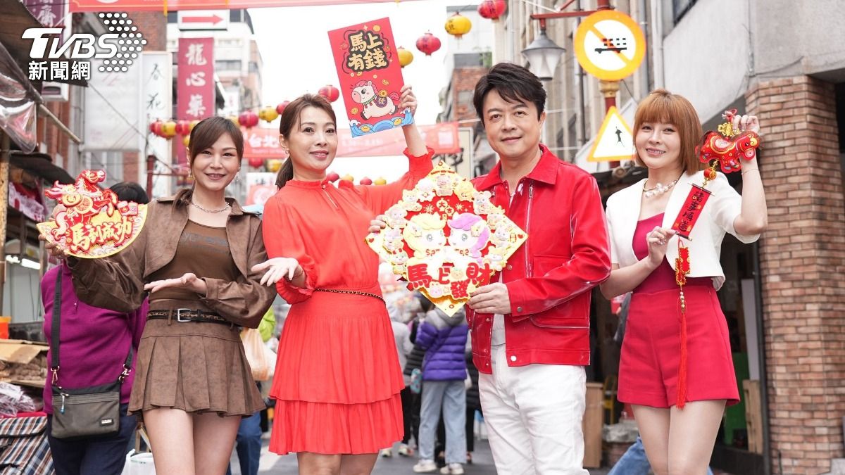 翁立友(右二)率師妹採買年貨,開心迎接馬年到來。(圖/張哲鳴攝)