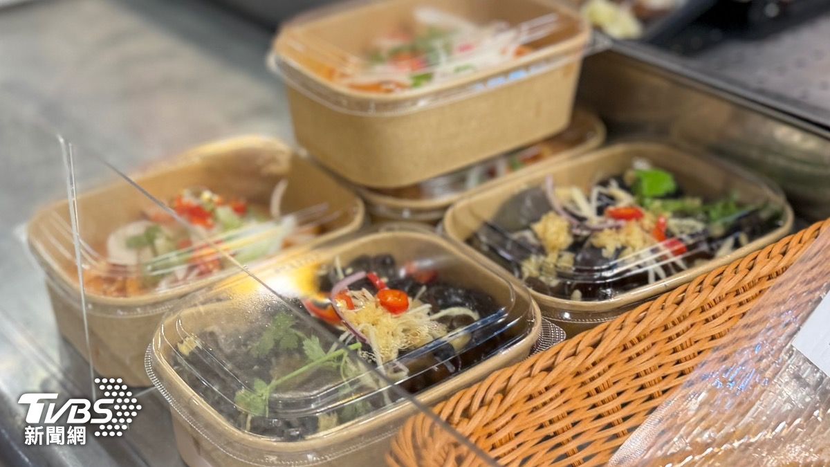 網友怒轟台東該壽司店食材臭酸有怪味,釣出不少在地受害者表露心聲。(圖/TVBS)