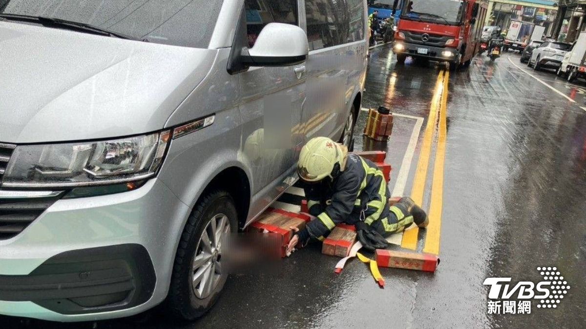 有片/撞擊瞬間曝!新店男過馬路遭撞 慘死復康巴士輪下