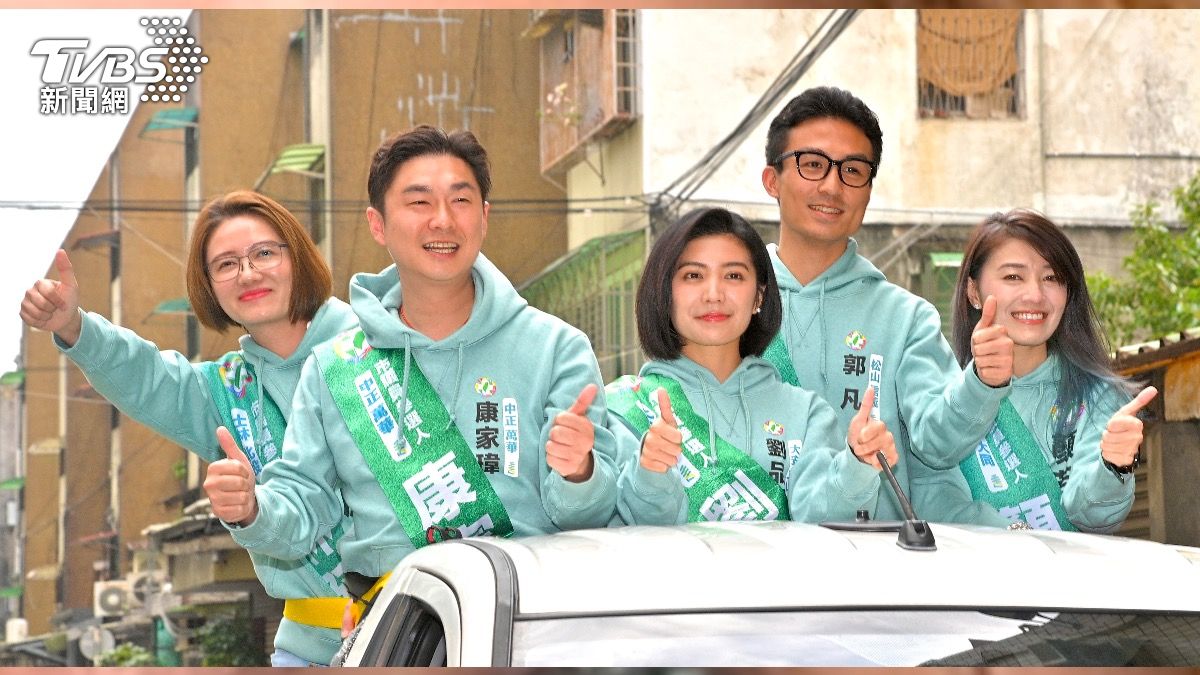湧言會議員參選人（左起）林延鳳、康家瑋、劉品妡、郭凡、顏若芳一同搭上皮卡車。（圖／胡瑞麒攝）