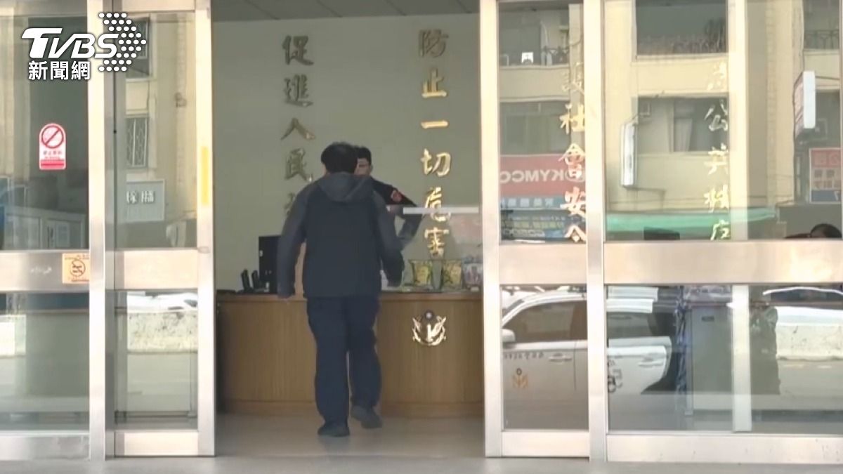 蔡姓男子日前因民眾糾紛案件,從上警車開始全程錄影自拍,不斷上傳限時動態至社群平台。(圖/TVBS)
