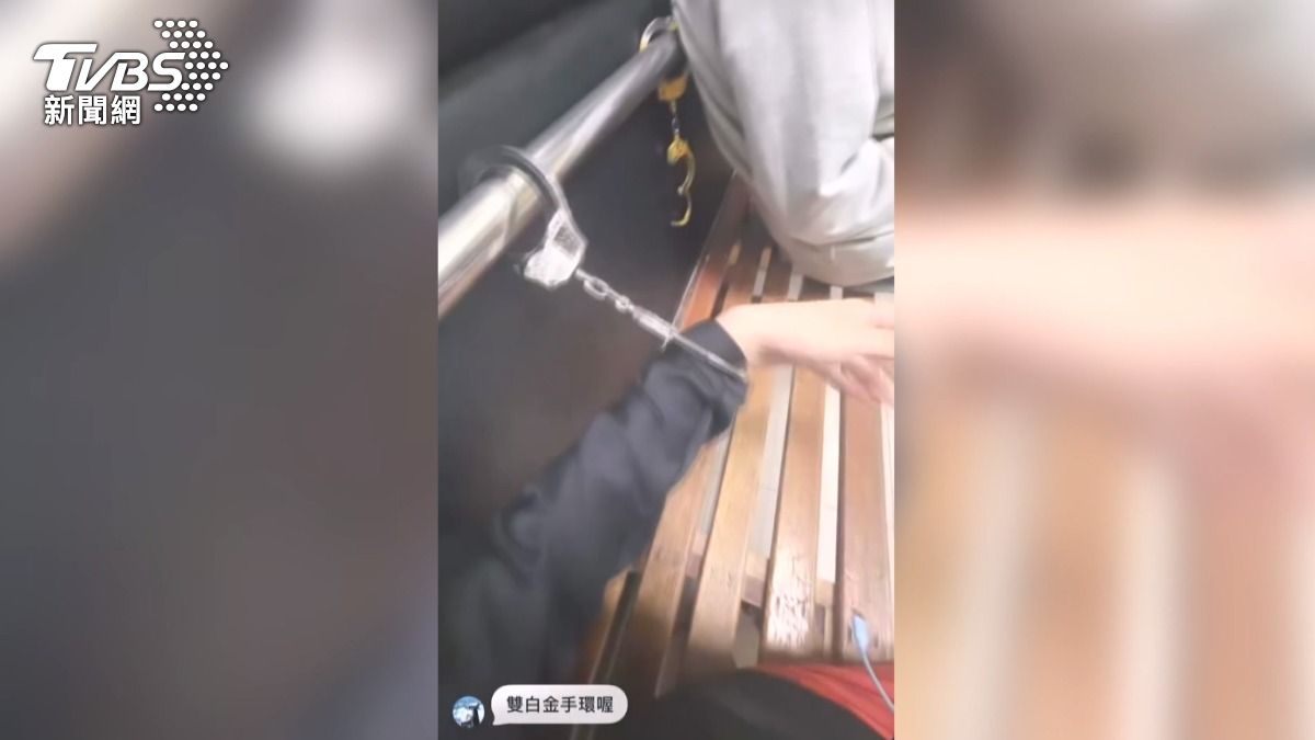 蔡姓男子身分從關係人變成毒品嫌犯,他仍嘻嘻哈哈地研究起手銬材質,詢問是否為值錢的貴金屬。(圖/翻攝網路)