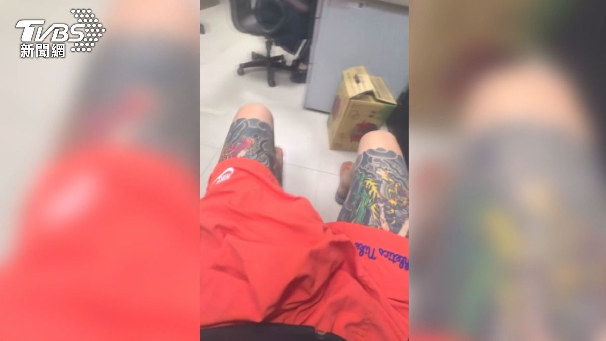 蔡姓男子不僅搖晃雙腿唱歌,還拍攝了警方的電腦螢幕畫面。(圖/翻攝網路)
