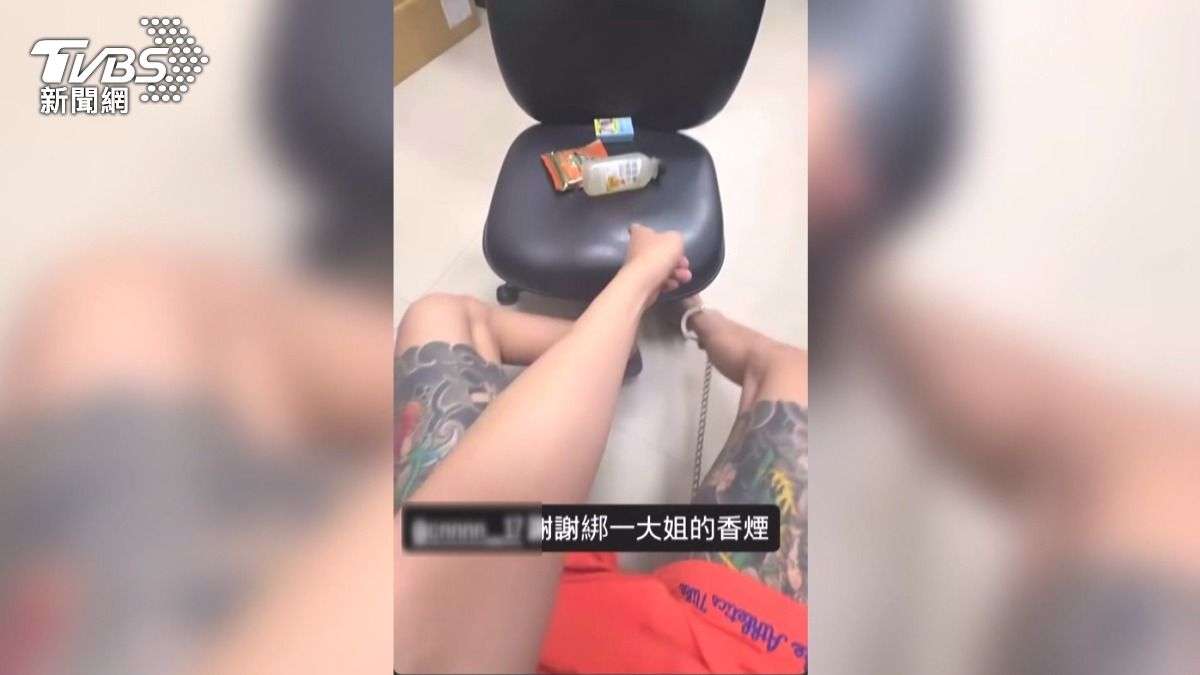 蔡姓男子用上銬的雙手裝可愛自拍,還拍攝自己吃漢堡的畫面。(圖/翻攝網路)