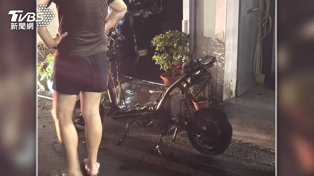 苗栗電動車門口充電「燒剩骨架」!住警器神救援,6人驚險逃生 。(圖/TVBS)