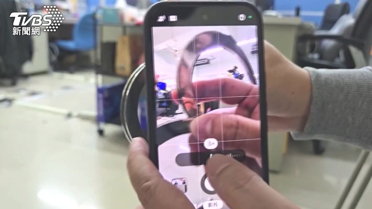 持毒男子在警局製作筆錄過程中，以手機偷拍，並將影片外流，引發外界關注。(圖／TVBS)