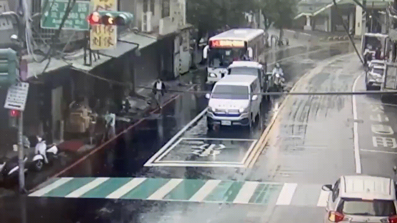 撞擊瞬間曝光。(圖/TVBS)