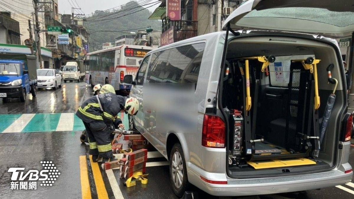 警消到場救援。(圖/TVBS)