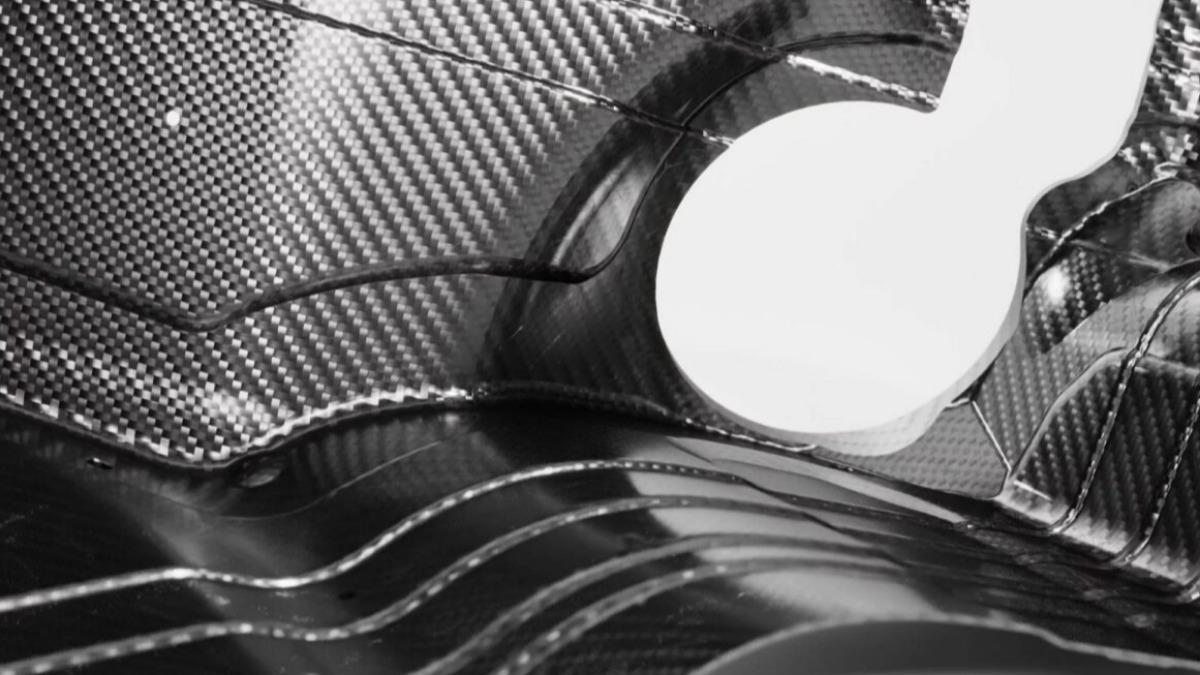 Red Bull Advanced Technologies針對車體高應力區域,設計出碳纖維補強結構。(圖/Singer提供)