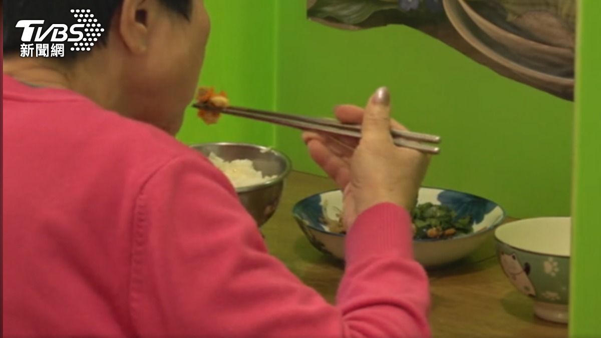 牙口不佳易營養不足,恐引發肌少症.體力衰退。(圖/TVBS)