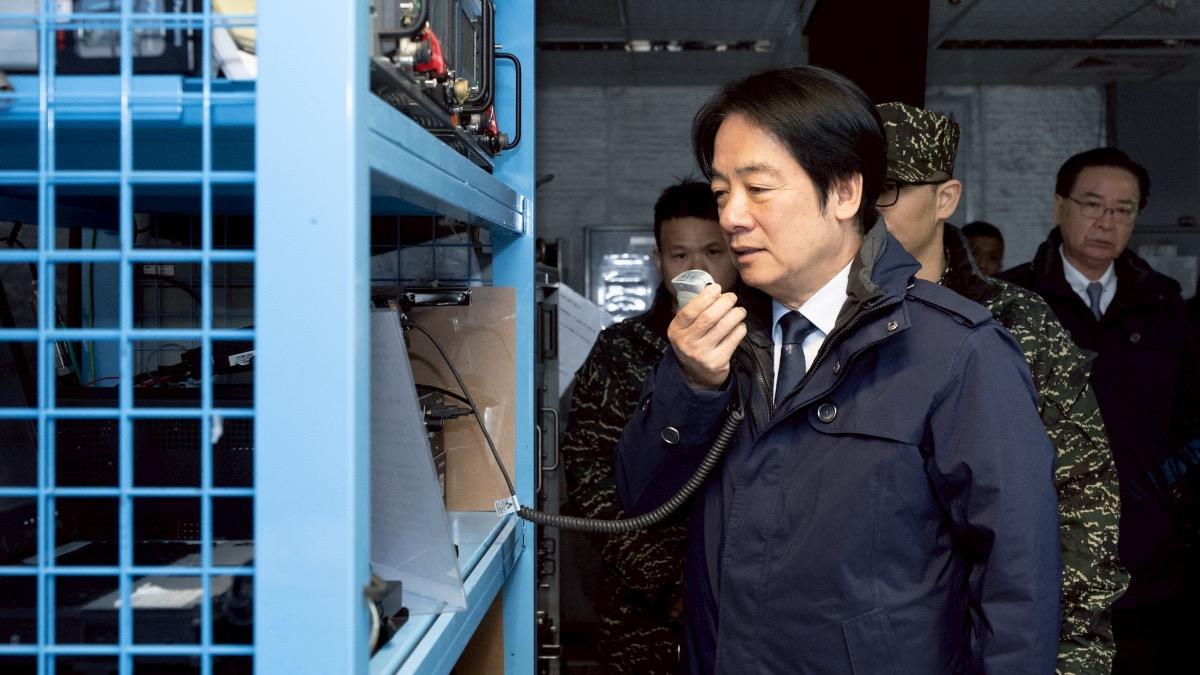 賴清德透過迅指系統與鄭和艦官士兵通話。(圖/總統府提供)