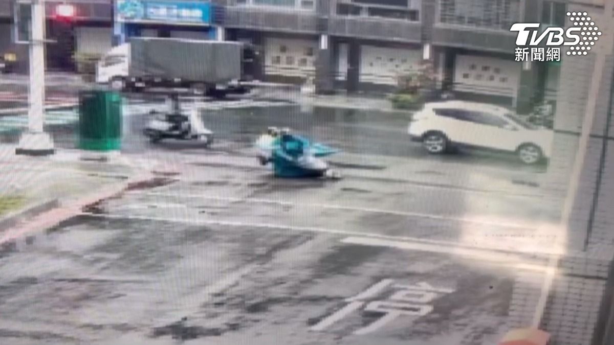 一名父親騎機車載著就讀射箭隊的女兒到校訓練時,因壓到濕滑的水溝蓋而瞬間打滑摔車。(圖/TVBS)