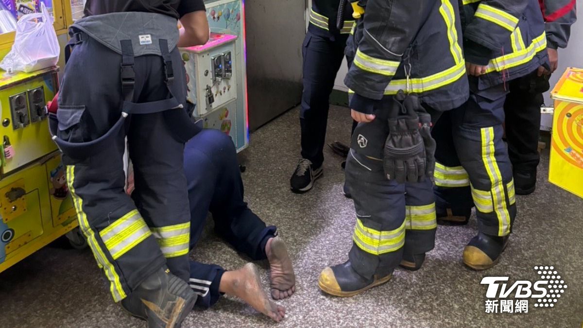 娃娃機店行竊!樹林笨賊「頭卡洞口」警消到場救援