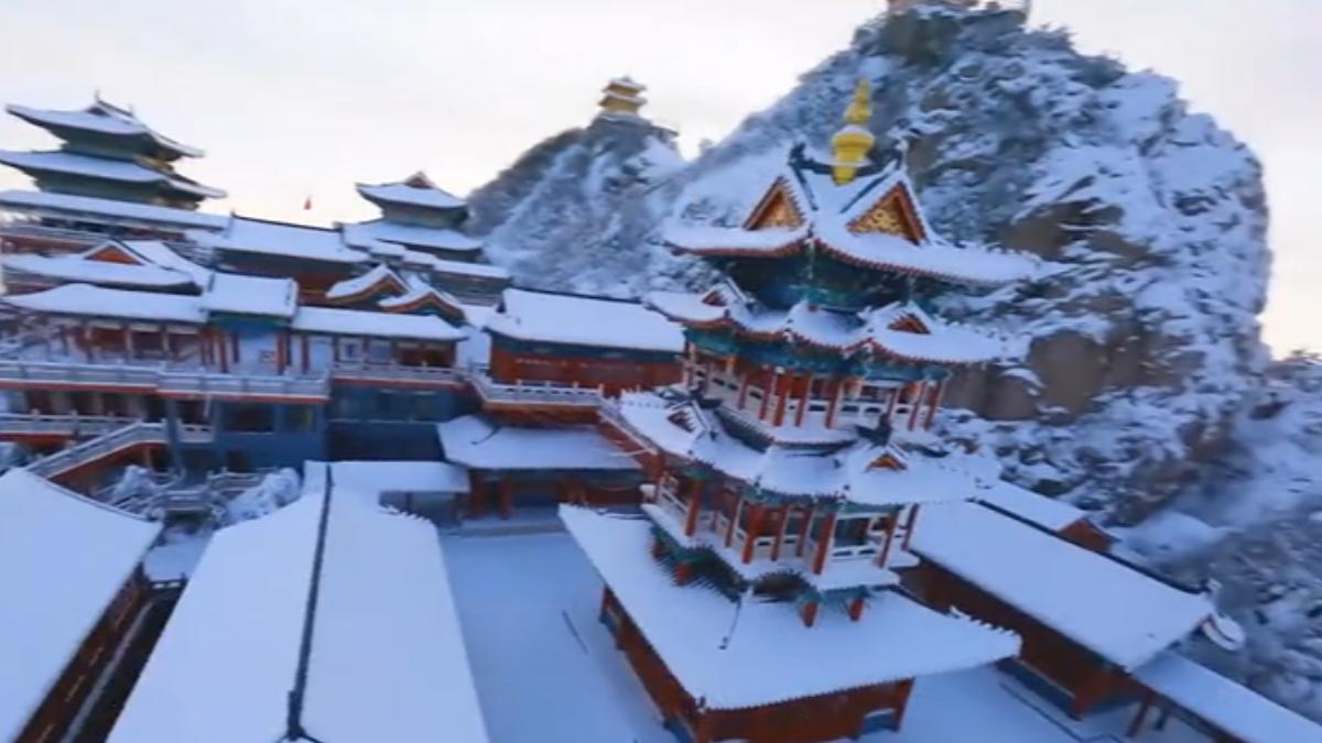 大陸河南知名老君山風景區近日因年終獎金高達人民幣20萬至45萬元(約新台幣90萬至200萬元)而引發熱議。(圖/老君山景區)